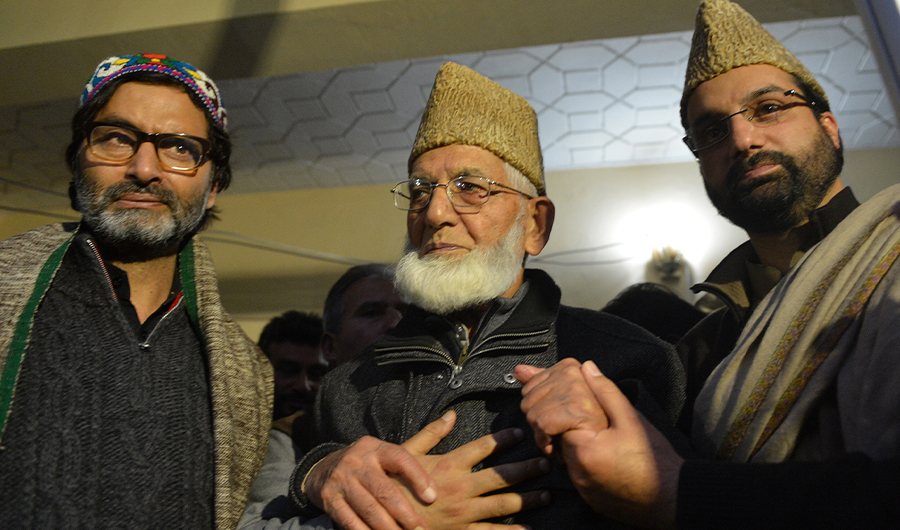 FILE - Key Kashmiri leaders Yasin Malik (L), Syed Ali Shah Geelani (C) and Mirwaiz Umar Farooq hold hands after addressing a press confrence in Srinagar on November 8, 2016. (AFP)