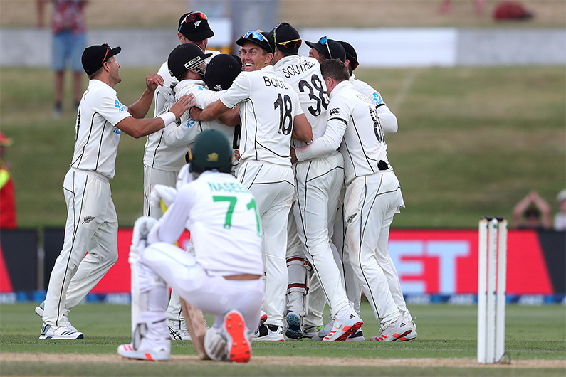 New Zealand celebrate their victory after taking the final wicket of Pakistan’s Naseem Shah (C-foreground) during the fifth day of the first cricket Test match between New Zealand and Pakistan at the Bay Oval in Mount Maunganui on December 30, 2020. (AFP)