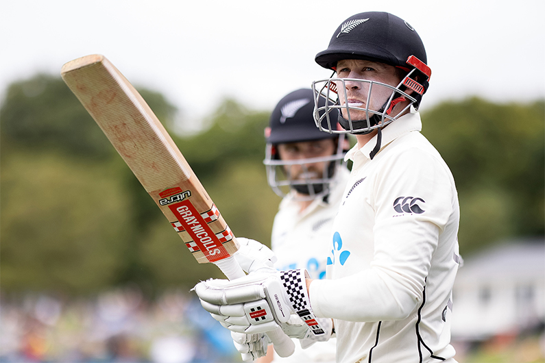 New Zealand's batsmen Henry Nicholls (R) and Kane Williamson walk out to the field after a lunch break on day three of the second cricket Test match between New Zealand and Pakistan at Hagley Oval in Christchurch on January 5, 2021. (AFP)