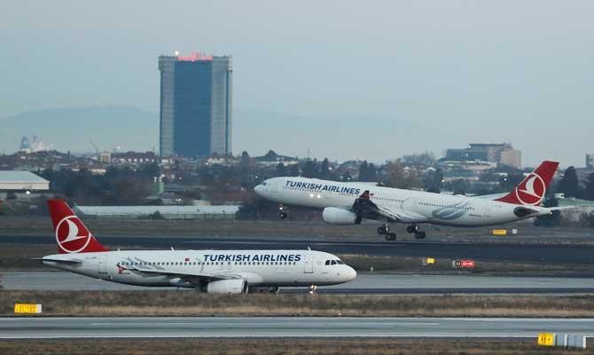 A Turkish Airlines Airbus A320 taxis as an Airbus A330 prepares to land at Ataturk International Airport in Istanbul, Turkey. (REUTERS)