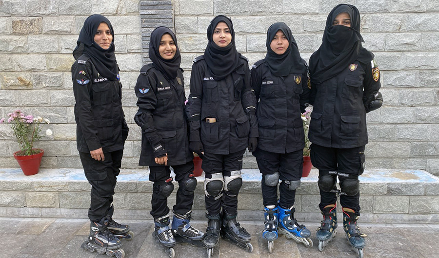 Anila Aslam Khan (center) is seen with other young commandos of a newly-formed skating force of the Special Security Unit in Karachi, Pakistan, on January 6, 2021. (AN Photo)