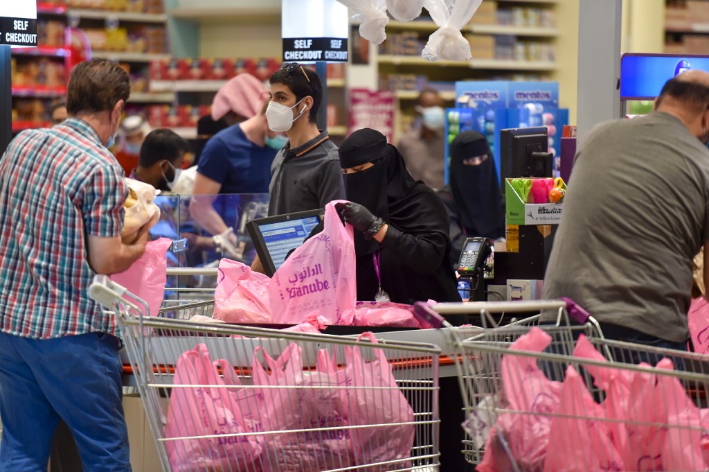 Saudis shop at a supermarket at the Panorama Mall in the capital Riyadh on May 22, 2020. (AFP/File)