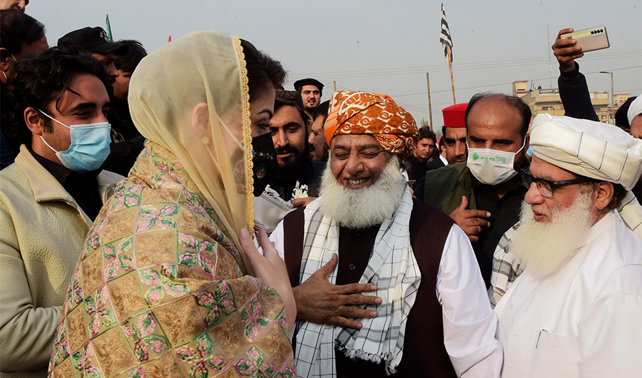 Leaders of Pakistan Democratic Movement (PDM), an opposition alliance of 11 parties, Maryam Nawaz (L), daughter of Pakistan's former prime minister Nawaz Shari and President of the Jamiat Ulema-e-Islam Maulana Fazlur Rehman (R) arrive to attend a political rally in Peshawar on November 22, 2020. (AFP/File)