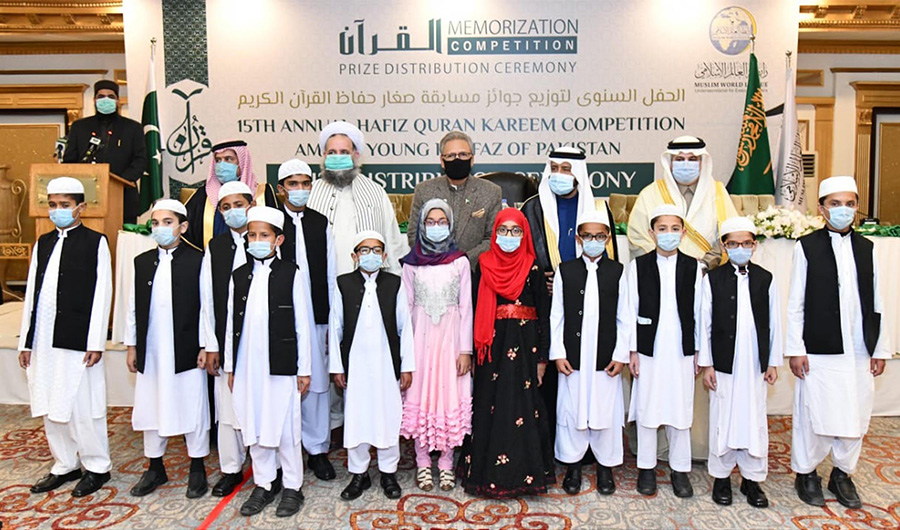 Pakistani President Dr. Arif Alvi, Saudi Ambassador Nawaf bin Said Al-Malki, World Muslim League deputy secretary-general Abdurahman bin Abdullah Al-Zaid and Pakistani Religious Affairs Minister Noor-ul-Haq Qadri pose with participants of the 15th Annual Qur'an Memorization Competition in Islamabad on January 21, 2021. (Photo courtesy: PID)
