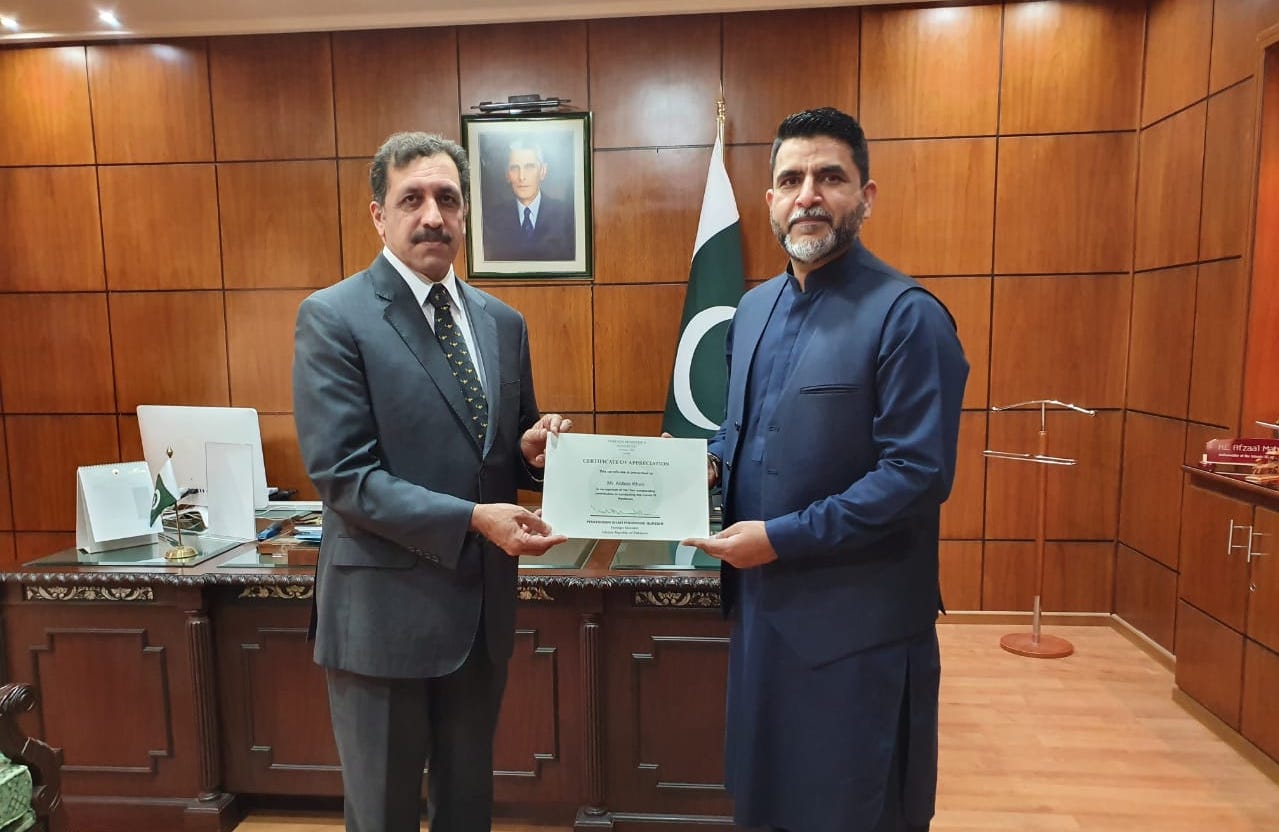 Afzaal Mahmood (L), the newly appointed Ambassador of Pakistan to UAE presenting Foreign Minister’s Certificate of Appreciation to Mr. Abbas Khan at the Bahrain Embassy in recognition of his services to Pakistani community during Covid-19. (Pakistan Ministry of Foreign Affairs)