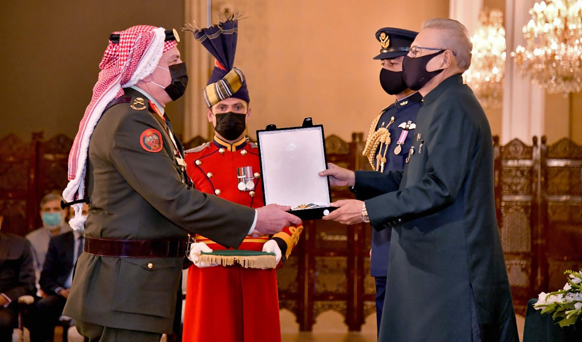 President of Pakistan Dr. Arif Alvi, right, confers Crescent of Excellence award on chairman of the joint chiefs of the Jordanian Armed Forces, Major General Yousef Ahmed Al Huneiti in Islamabad on Jan. 28, 2021. (Photo courtesy: PID)