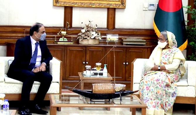 Pakistani High Commissioner Imran Ahmed Siddiqui meets Bangladeshi Prime Minister Sheikh Hasina at her official residence in Dhaka on December 3, 2020. (Photo courtesy: Pakistani High Commission)