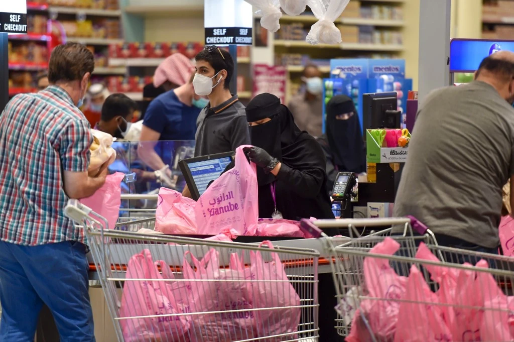 Saudis shop at a supermarket at the Panorama Mall in the capital Riyadh on May 22, 2020. (AFP/File)