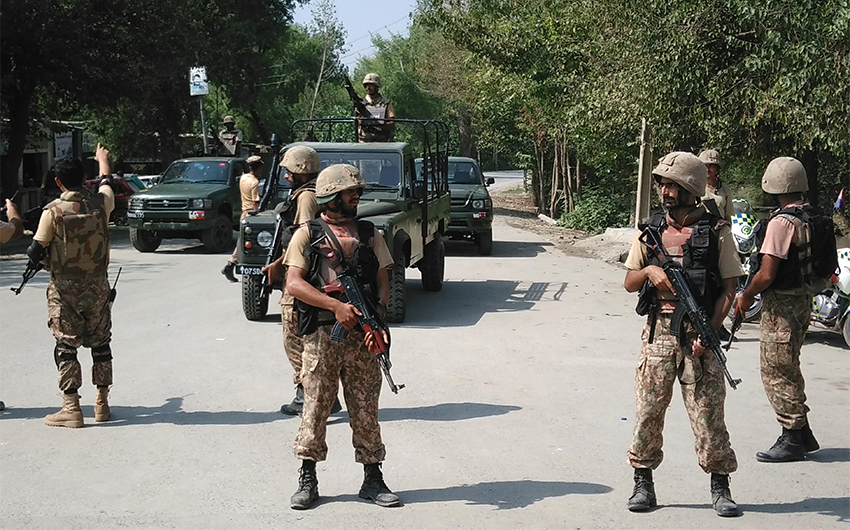 Pakistani soldiers cordon off a street leading to Christian colony following an attack by suicide bombers on the outskirts of Peshawar on September 2, 2016. (AFP/File)