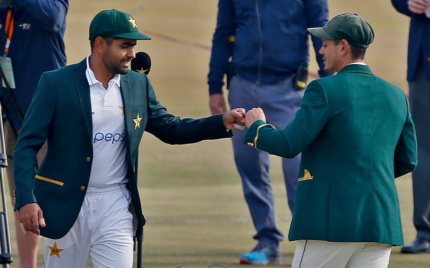 Pakistan's skipper Babar Azam, left, thumbs up with his South Africa's Quinton de Kock, after the toss during the first day of the second cricket test match between Pakistan and South Africa at the Pindi Stadium in Rawalpindi, Pakistan, Thursday, Feb. 4, 2021. (AP)