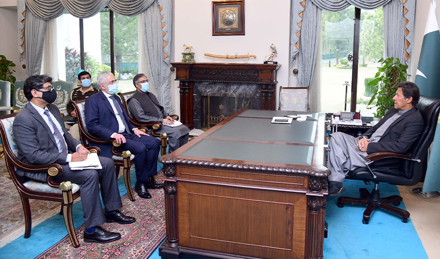 Ambassador of the Arab Republic of Egypt Tarek Dahroug (center from left) meets Prime Minister Imran Khan at Islamabad on February 3, 2021. (PID)