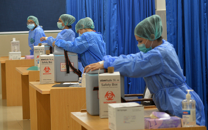 Medical attendants prepare to vaccinate health workers with Chinese-made Covid-19 vaccine at a vaccination centre in Karachi, Pakistan, on February 3, 2021. (AFP/File)