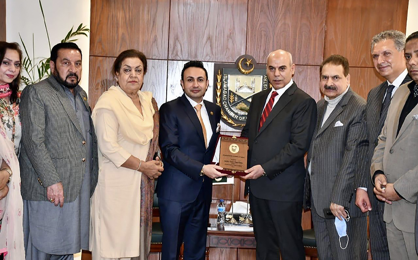 Sardar Yasir Ilyas Khan (fourth from left), President Islamabad Chambers of Commerce and Industry along with his delegation presents a souvenir to Jordanian Ambassador Ibrahim Almadani (third from right) in Islamabad, Pakistan, on February 11, 2021. (Photo Courtesy: Embassy of Jordan)