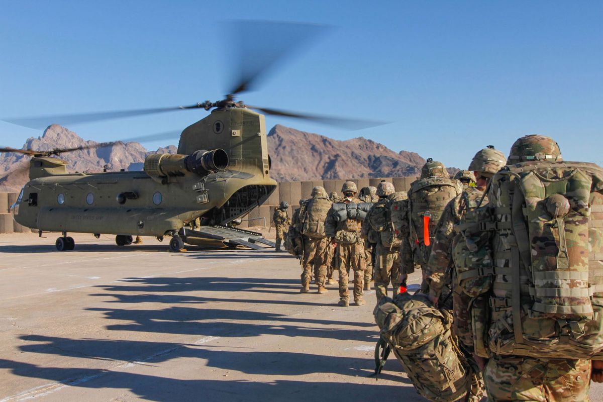 U.S. soldiers load onto a Chinook helicopter to head out on a mission in Afghanistan, January 15, 2019. (REUTERS/File)