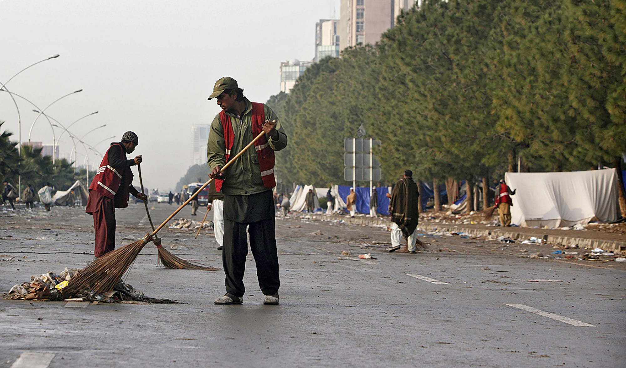 Cleaners sweep a street after supporters of Sufi cleric Muhammad Tahirul Qadri leave the capital following Qadri's a deal with Pakistan's government, in Islamabad on January 18, 2013. (REUTERS/File)
