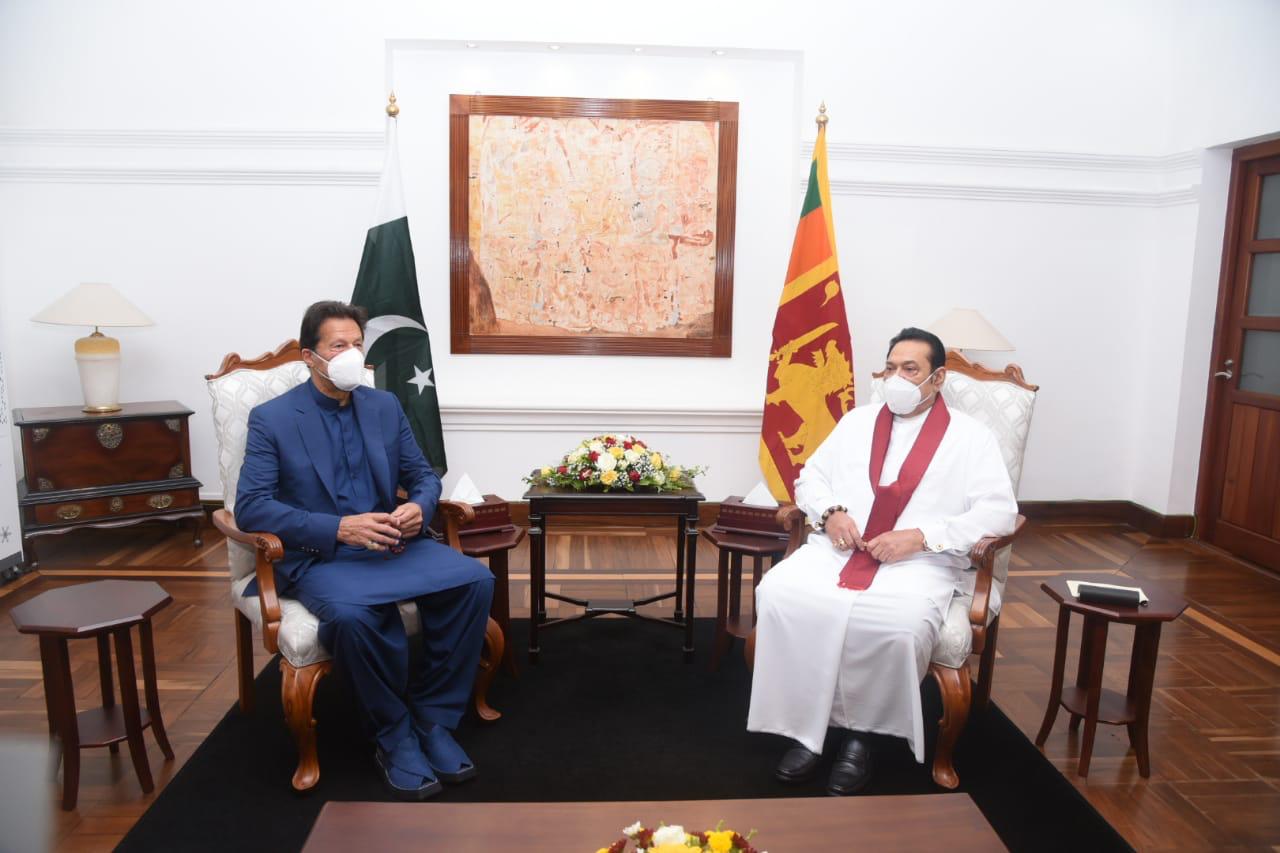 Prime Minister Imran Khan (L) holds one-on-one meeting with Prime Minister Mahinda Rajapaksa (R) at Temple Trees in Colombo, Sri Lanka on February 23, 2021. (PID Photo)