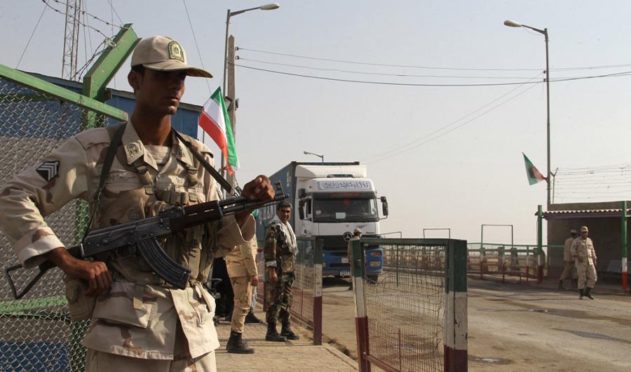 Iranian soldiers keep watch at a post in the border town of Milak, southeastern Iran, on October 10, 2012. (AFP/File)