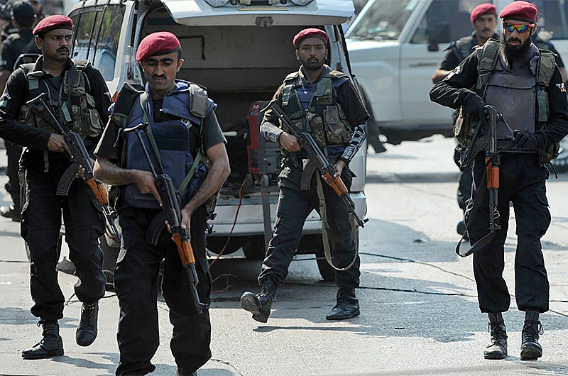 Pakistani police commandos patrol a street during a religious procession in Karachi on November 14, 2013. (AFP/File)