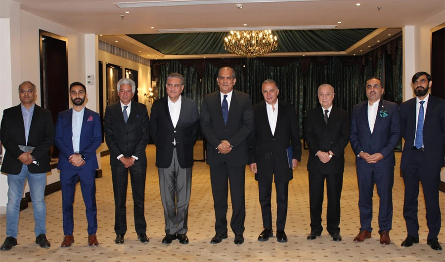 Pakistan's foreign minister Shah Mahmood Qureshi (fourth from left) poses with the delegation of Egyptian business community in Cairo, Egypt on February 16, 2021. (Photo courtesy: PID)