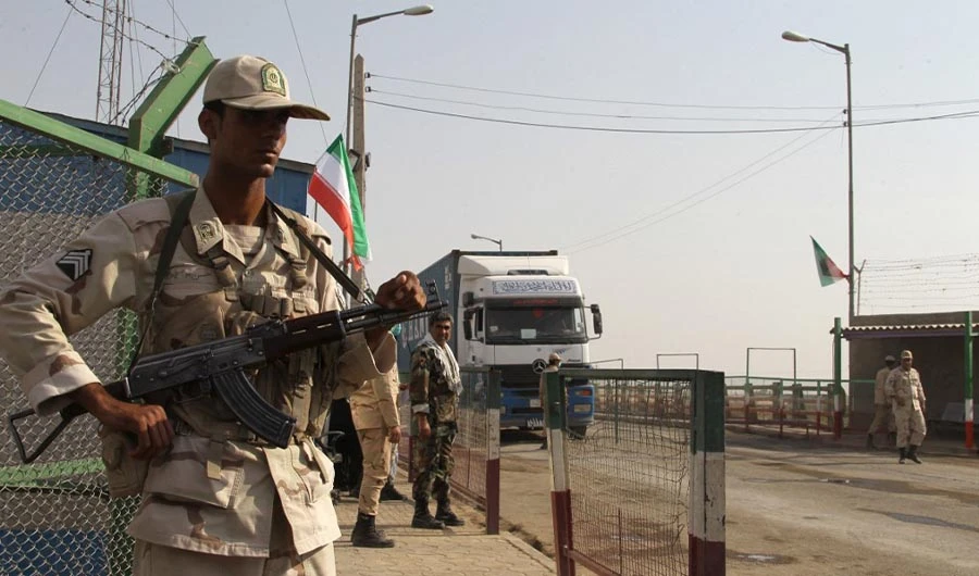 Iranian soldiers keep watch at a post in the border town of Milak, southeastern Iran, on October 10, 2012. (AFP/File)