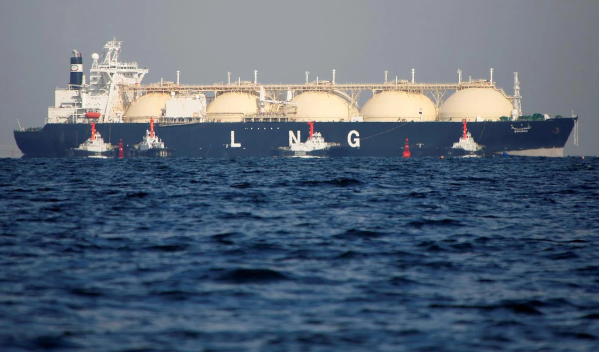 A liquefied natural gas (LNG) tanker is tugged towards a thermal power station in Futtsu, east of Tokyo on November 13, 2017. (REUTERS/File)