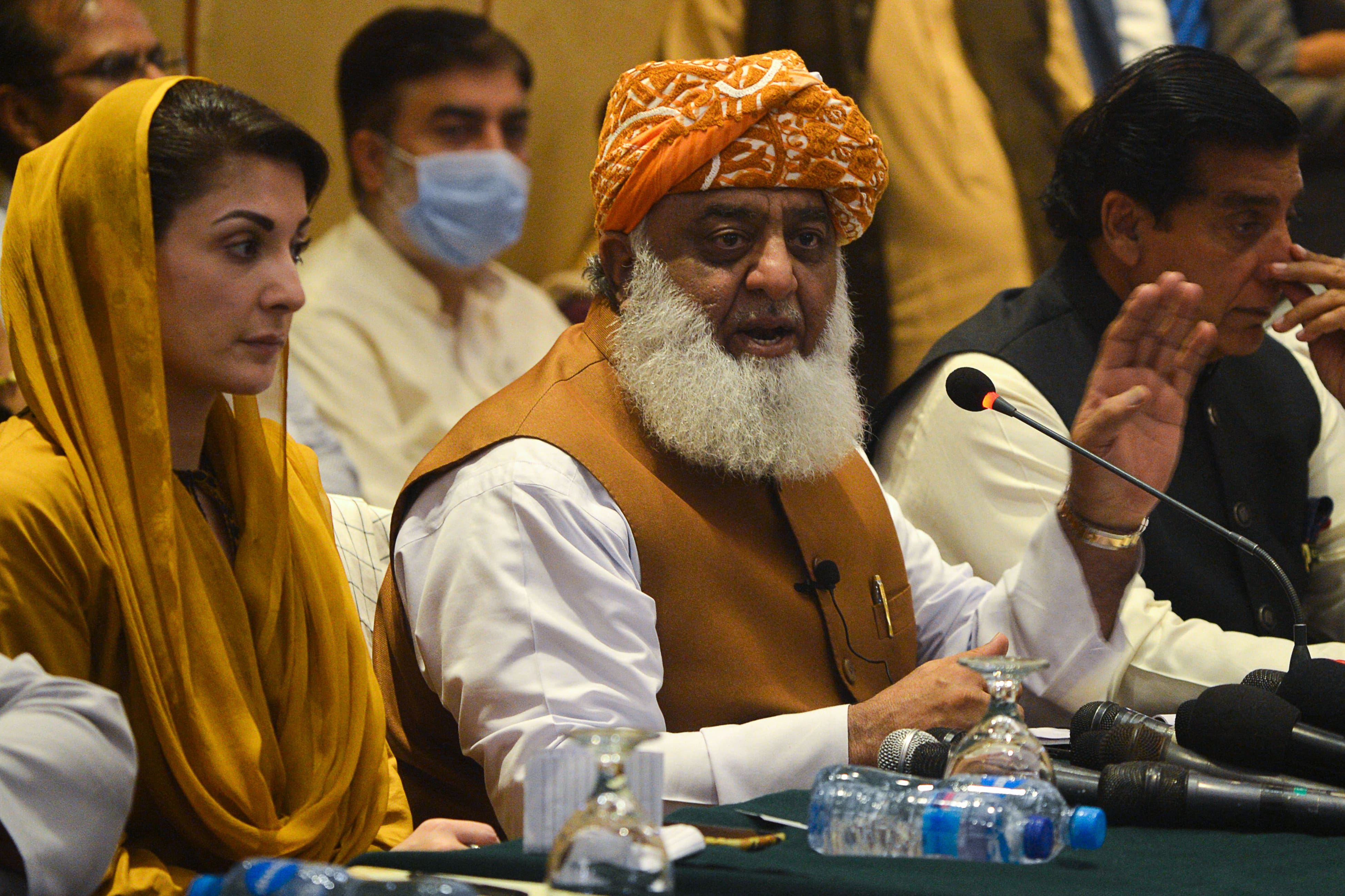 Leader of the newly-formed Pakistan Democratic Movement (PDM), an opposition alliance of 11 parties, Maulana Fazlur Rehman (C) gestures during a press in Karachi on October 19, 2020. (AFP)