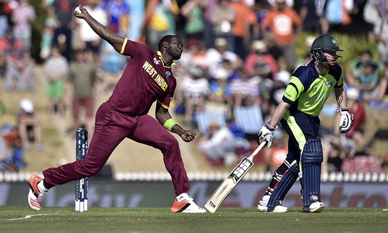 West Indies bowler Darren Sammy (L) makes a delivery as Ireland's batsman Paul Stirling (R) prepares to run during the Pool B 2015 World Cup match between Ireland and the West Indies at Saxton Park Oval in Nelson. (AFP/File)