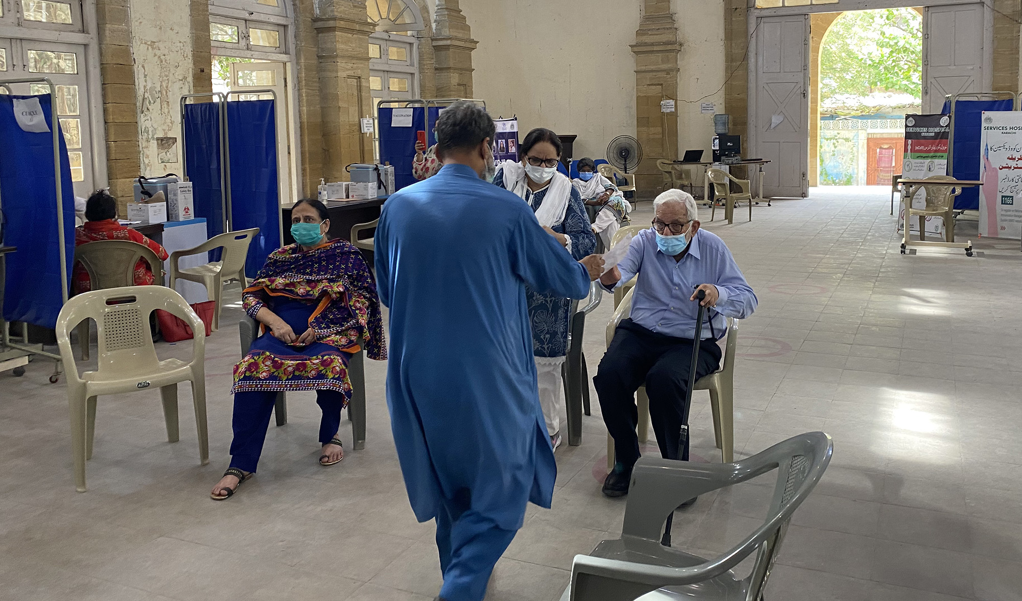 Elderly people wait to get vaccinated at the Khaliqdina Hall coronavirus vaccination center in Karachi, Pakistan, on March 22, 2021. (AN photo)