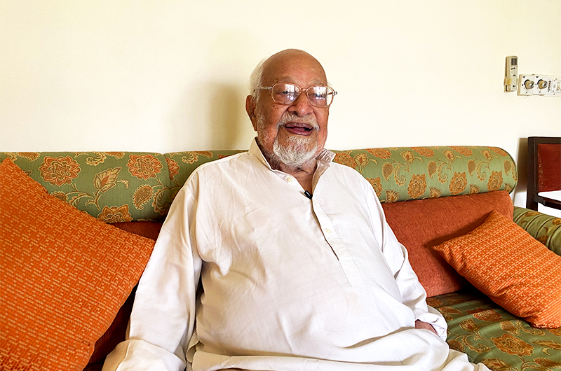 A 100-year-old man, Israil Ahmed Menai, speaks to Arab News at his residence in Karachi, Pakistan, on March 23, 2021. (AN Photo)