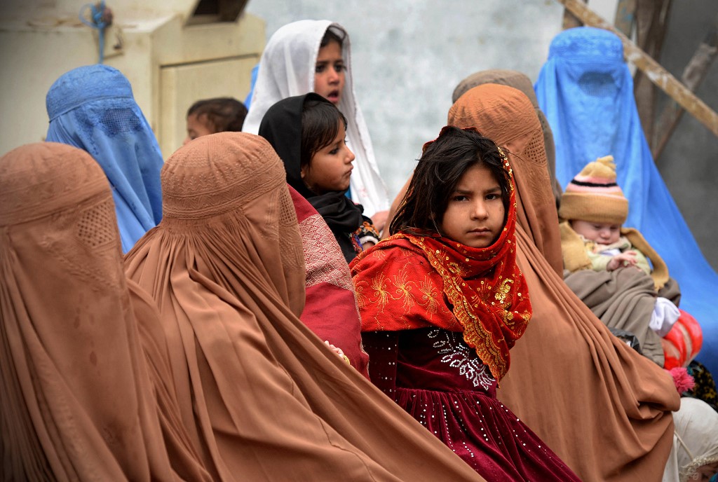 Afghan refugees gather to renew their family cards at the Chamkany registration center on the outskirts of Peshawar, Pakistan on December 31, 2015. (AFP/File)