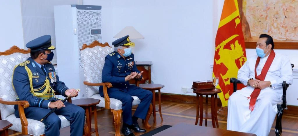Pakistan Air Chief Marshal Mujahid Anwar Khan meets with Sri Lankan Prime Minister Mahinda Rajapaksa in Colombo on March 4, 2021. (Photo courtesy: PAF)