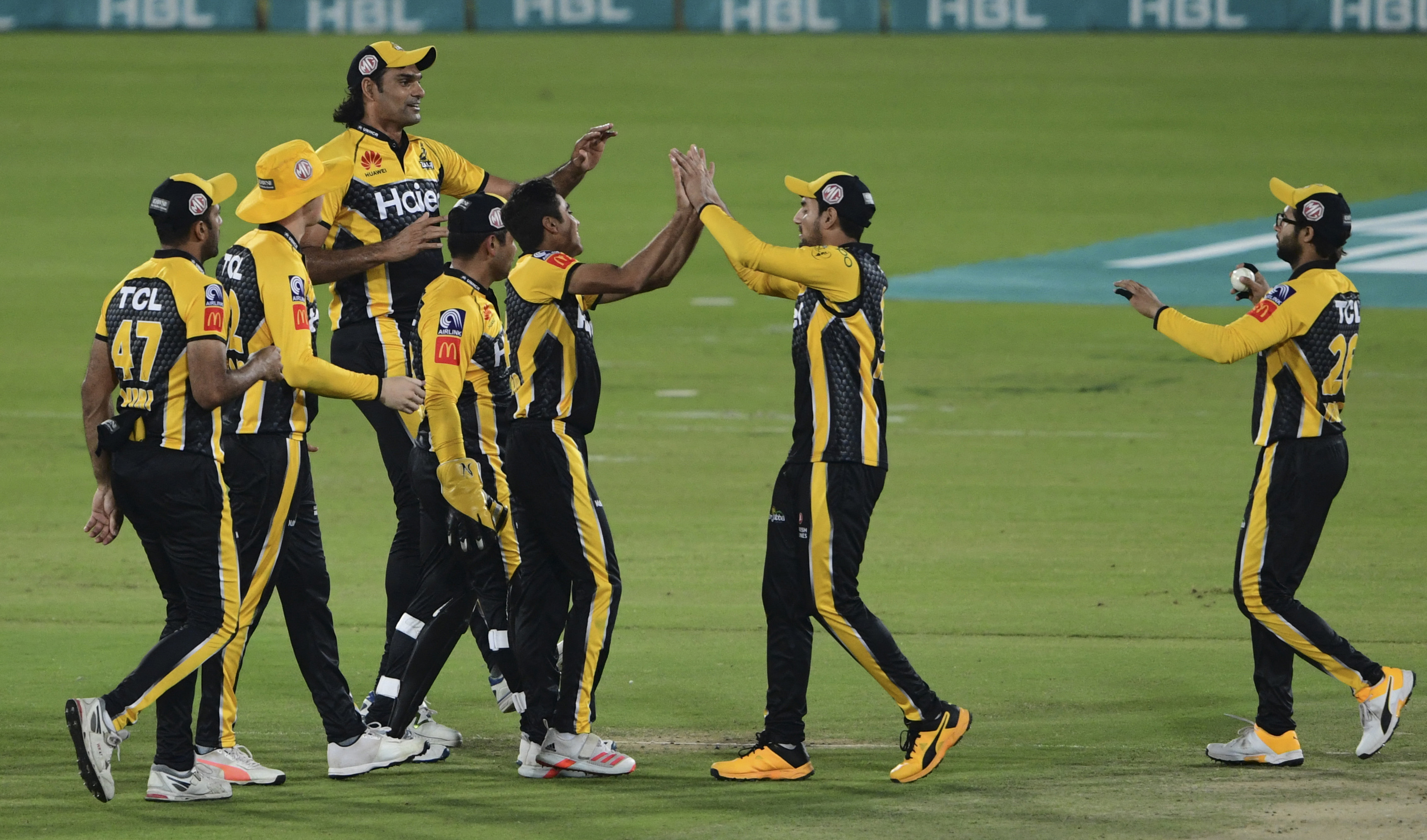 Peshawar Zalmi's players celebrate after the dismissal of Quetta Gladiators' Cameron Delport, during the Pakistan Super League (PSL) T20 cricket match between Peshawar Zalmi and Quetta Gladiators in Karachi on February 26, 2021. (USDT/AFP)