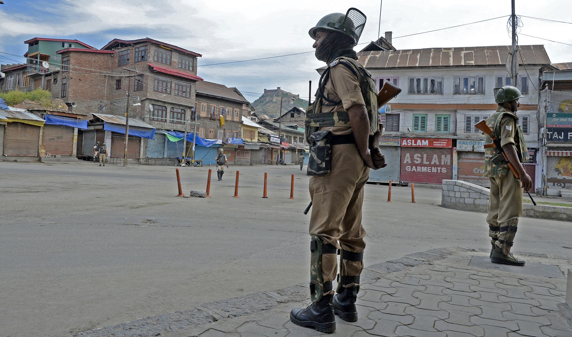 Indian paramilitary troopers stand guard during a curfew and strike in downtown Srinagar, Indian-administered Kashmir, on June 9, 2017. (AFP/File)