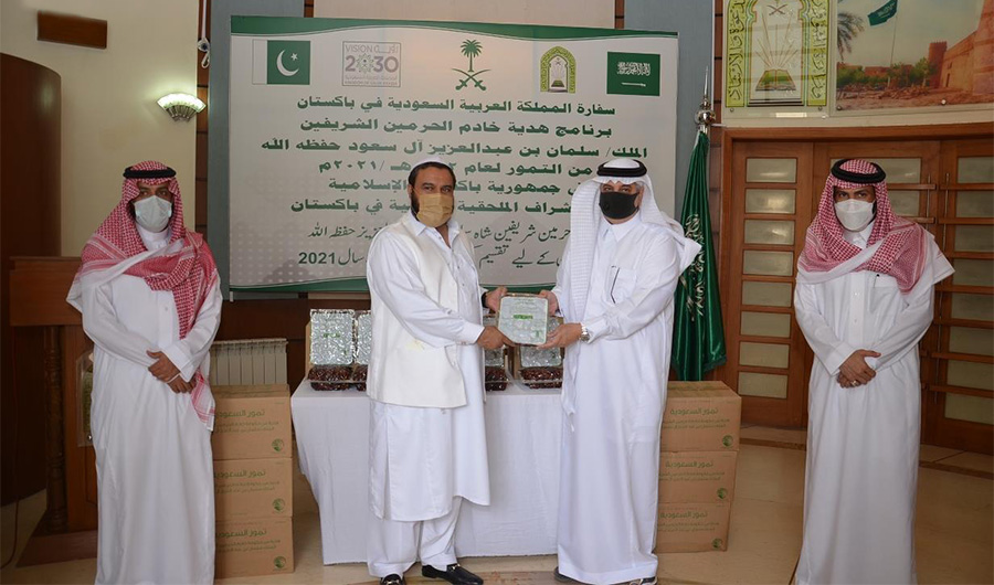 Pakistani Punjab's Minister of Religious Affairs, Sheikh Saeed Al-Hassan (second from left) receives a packet of dates from Saudi Arabia's ambassador to Pakistan Nawaf bin Saeed Al-Maliki (second from right) in Pakistan on April 14, 2021. (SPA)