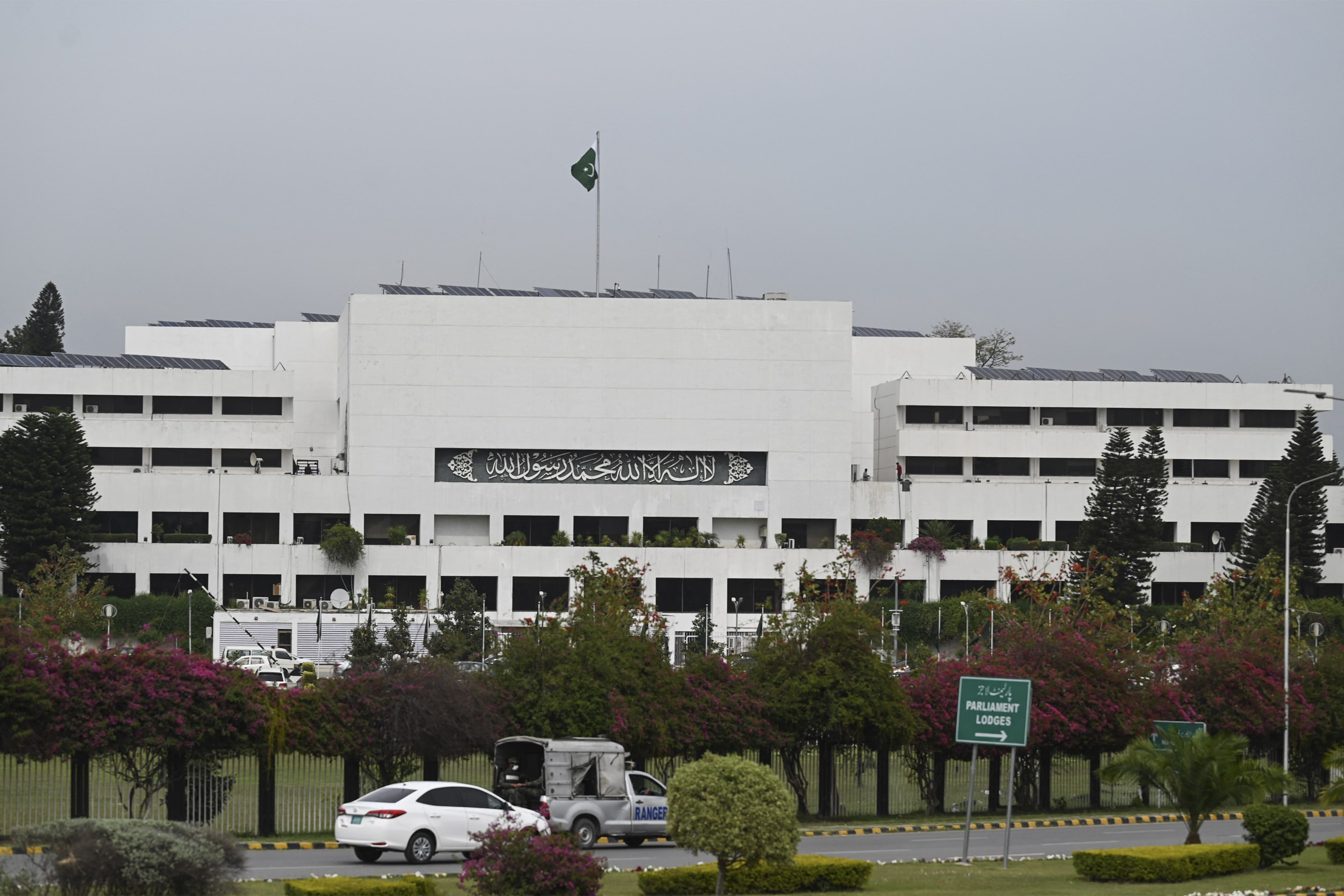 A general view shows the Parliament House in Islamabad on April 20, 2021 during a special session to debate whether the country should expel the French ambassador, as the government bids to appease a radical party that has threatened more protests unless the envoy is expelled. (AFP photo)