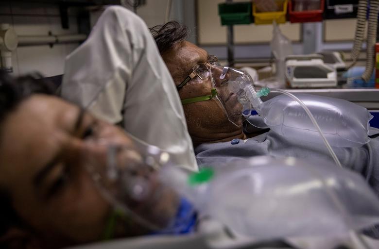 Patients suffering from the coronavirus receive treatment at the casualty ward in Lok Nayak Jai Prakash hospital in New Delhi, April 15. (REUTERS)
