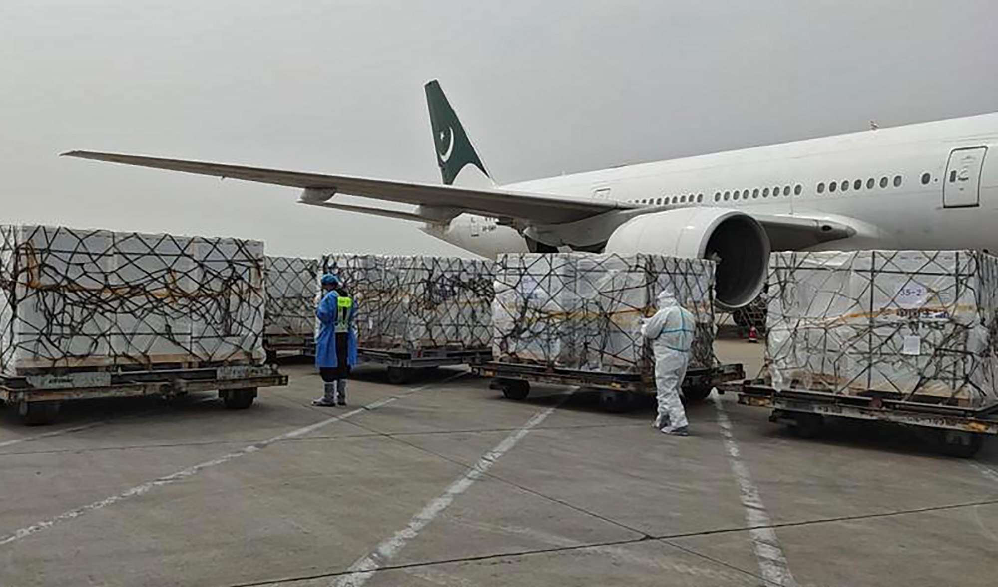 COVID-19 vaccines being loaded on a Pakistan International Airline aircraft at Beijing's airport on April 25, 2021. (Photo courtesy: PIA)
