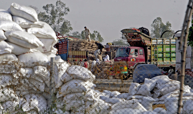 Pakistan laborers unload sacks of onion imported from neighboring India at Pakistani border Wagah near Lahore, Pakistan, on May 14, 2013. (AP/File)