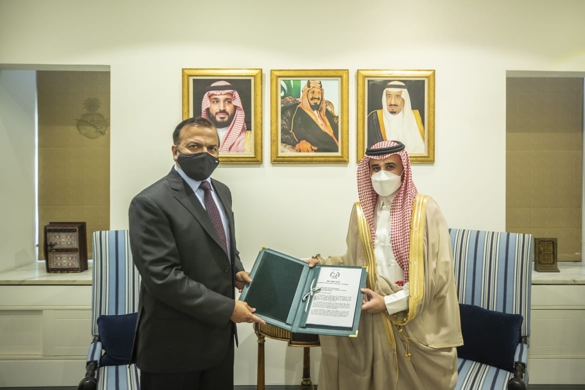 Pakistan’s ambassador to Riyadh, Lt. Gen. (r) Bilal Akbar, presents his credentials to Mashari bin Ali bin Naheet, chief of protocol of Saudi Ministry of Foreign Affairs, in Riyadh on April 29, 2021. (Photo courtesy: Pakistan Embassy Saudi Arabia)