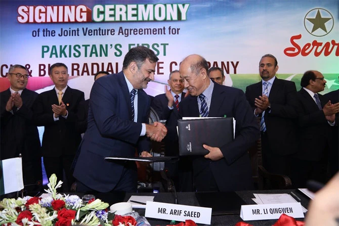 Arif Saeed (left) CEO of Service Industries Ltd., and Li Qingwen (right) chairman of Chinese Chaoyang Long March Tyre Co. Ltd., shaking hands after signing a Joint Venture Agreement on November 20, 2019. (Photo courtesy: Service tyres)