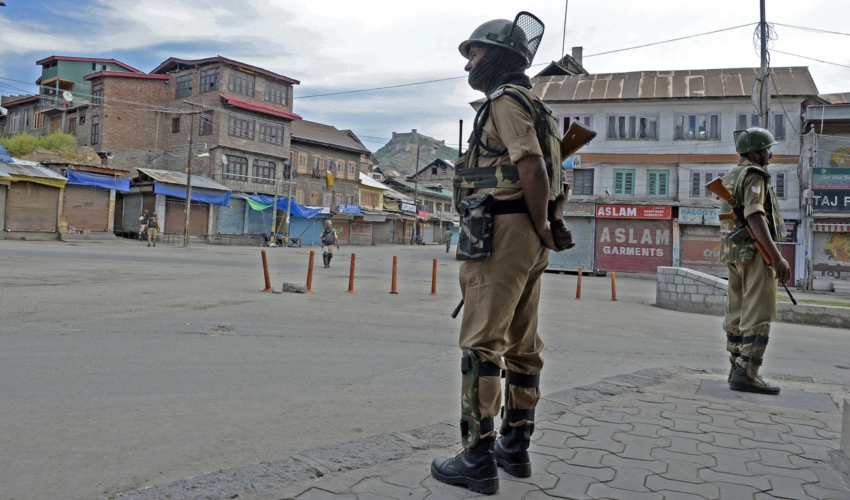 Indian paramilitary troopers stand guard during a curfew and strike in downtown Srinagar, Indian-administered Kashmir, on June 9, 2017. (AFP/File)