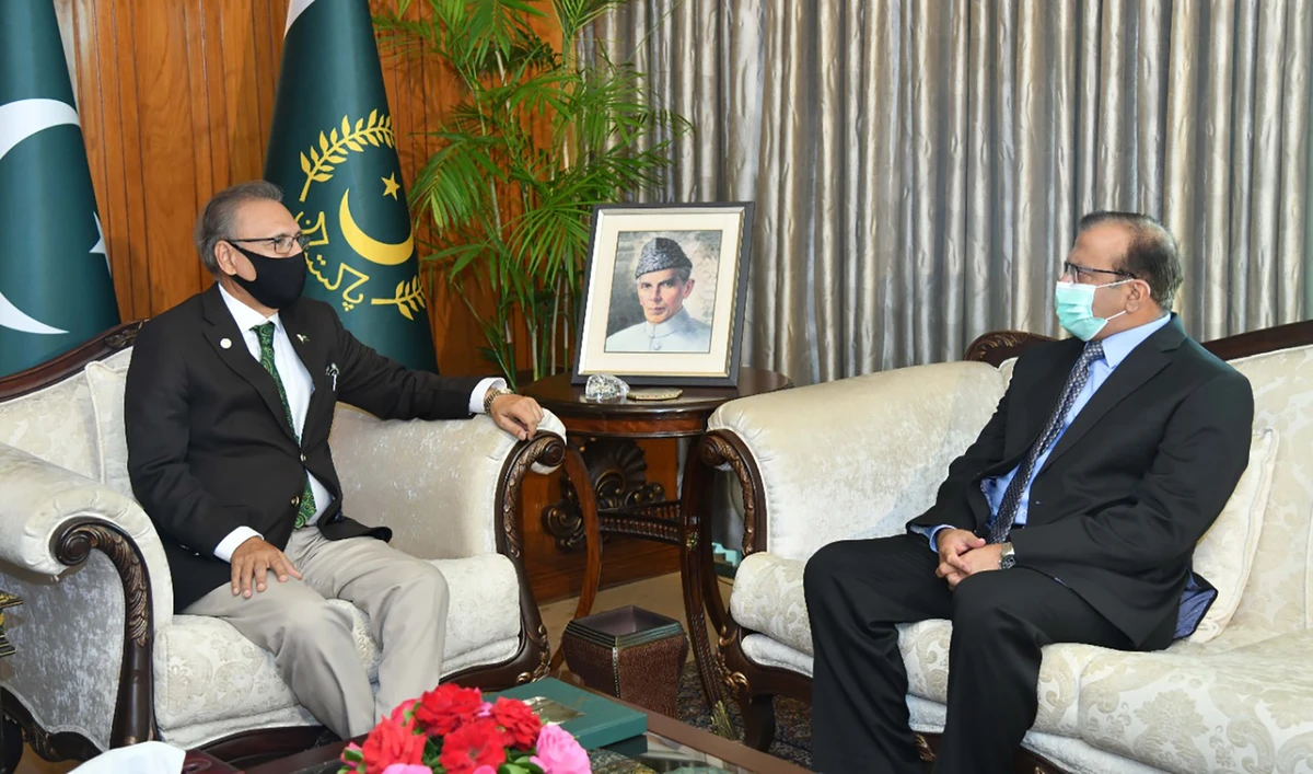Pakistan’s ambassador-designate to Saudi Arabia, Lt. Gen. (r) Bilal Akbar, right, meets President Arif Alvi in Islamabad on April 22, 2021. (Photo courtesy: @PresOfPakistan/Twitter)