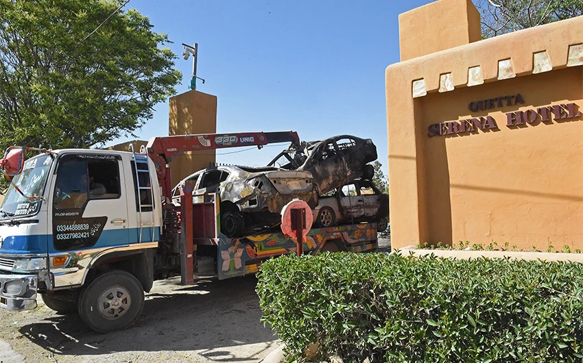 A truck transports damaged vehicles from the Serena hotel, which was hosting the Chinese ambassador, a day after a deadly suicide blast in Quetta, Pakistan, on April 22, 2021. (AFP photo)