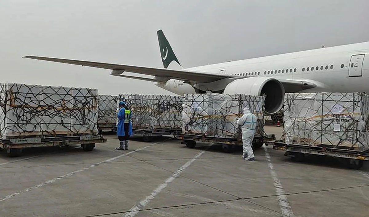 COVID-19 vaccines being loaded on a Pakistan International Airline aircraft at Beijing's airport on April 25, 2021. (Photo courtesy: PIA)