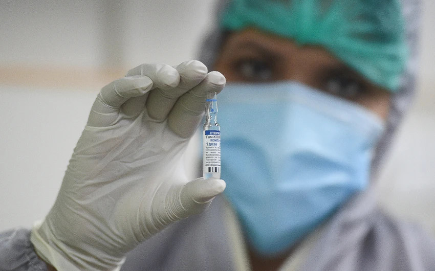 A health worker holds a dose of the Russia's Sputnik V vaccine against the Covid-19 coronavirus at a vaccination center in Karachi, Pakistan, on April 2, 2021. (AFP/File)