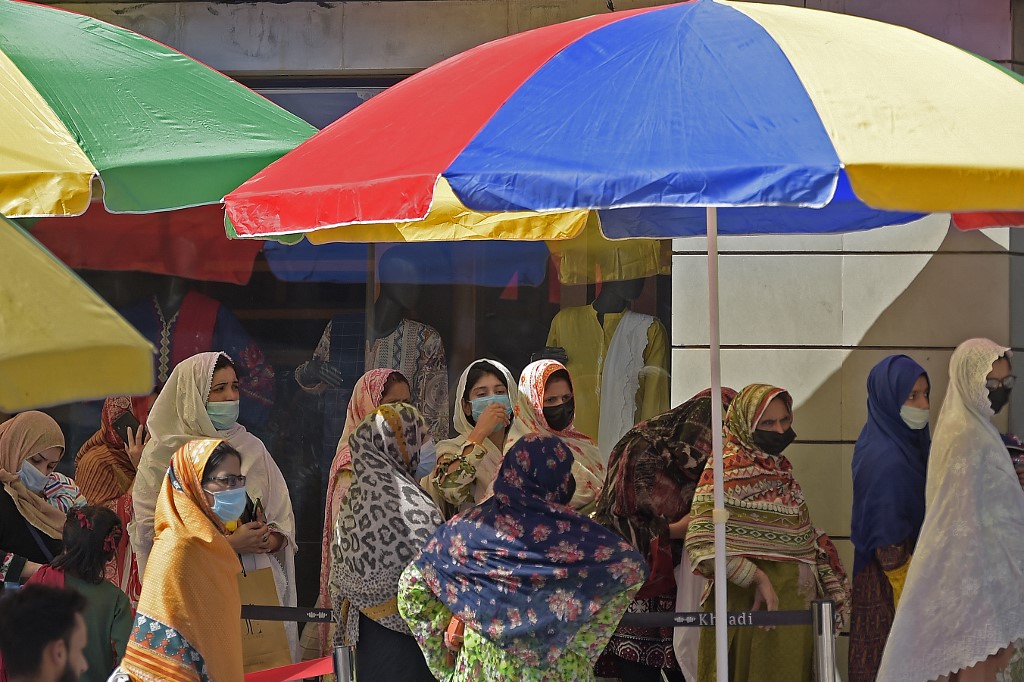 People are seen shopping during the holy month of Ramadan in Rawalpindi on April 27, 2021. (AFP)