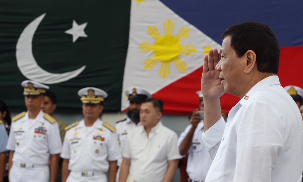 Philippine President Rodrigo Duterte salutes to the personnel of the Pakistan Navy upon boarding the Pakistan Navy Ship Saif docked in Manila on December 14, 2017. (Photo courtesy: Philippine President Office)