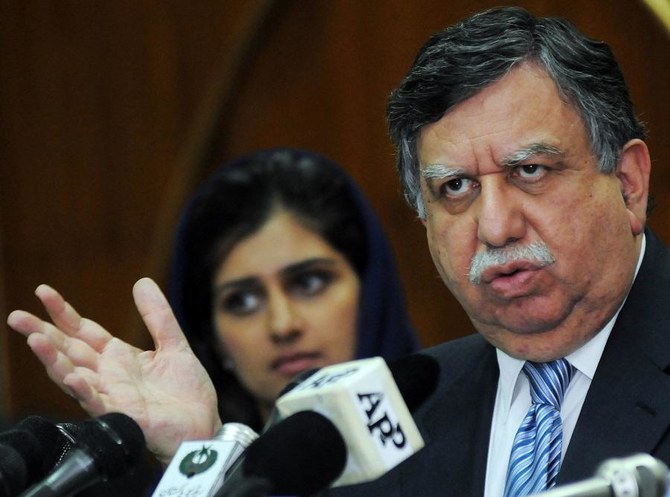 Shaukat Tarin, financial advisor to Pakistan's prime minister Yousuf Raza Gilani, and State Minister for Finance Hina Rabbani Khar release the Pakistan economic survey 2008-09 during a media briefing in Islamabad on June 11, 2009. (AFP/ File)