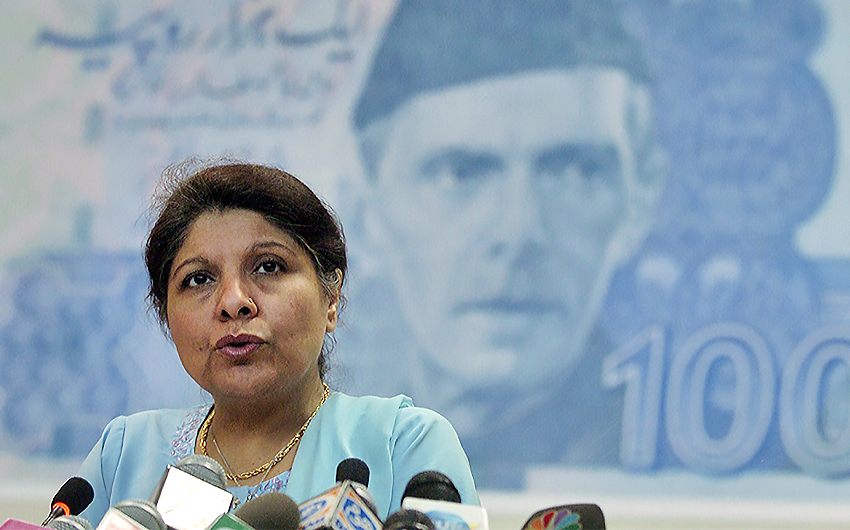Dr. Shamshad Akhtar addresses media representatives during the launch of newly designed currency notes of 1,000 Pakistani Rupees in Karachi, 24 February 2007. (AFP/File)