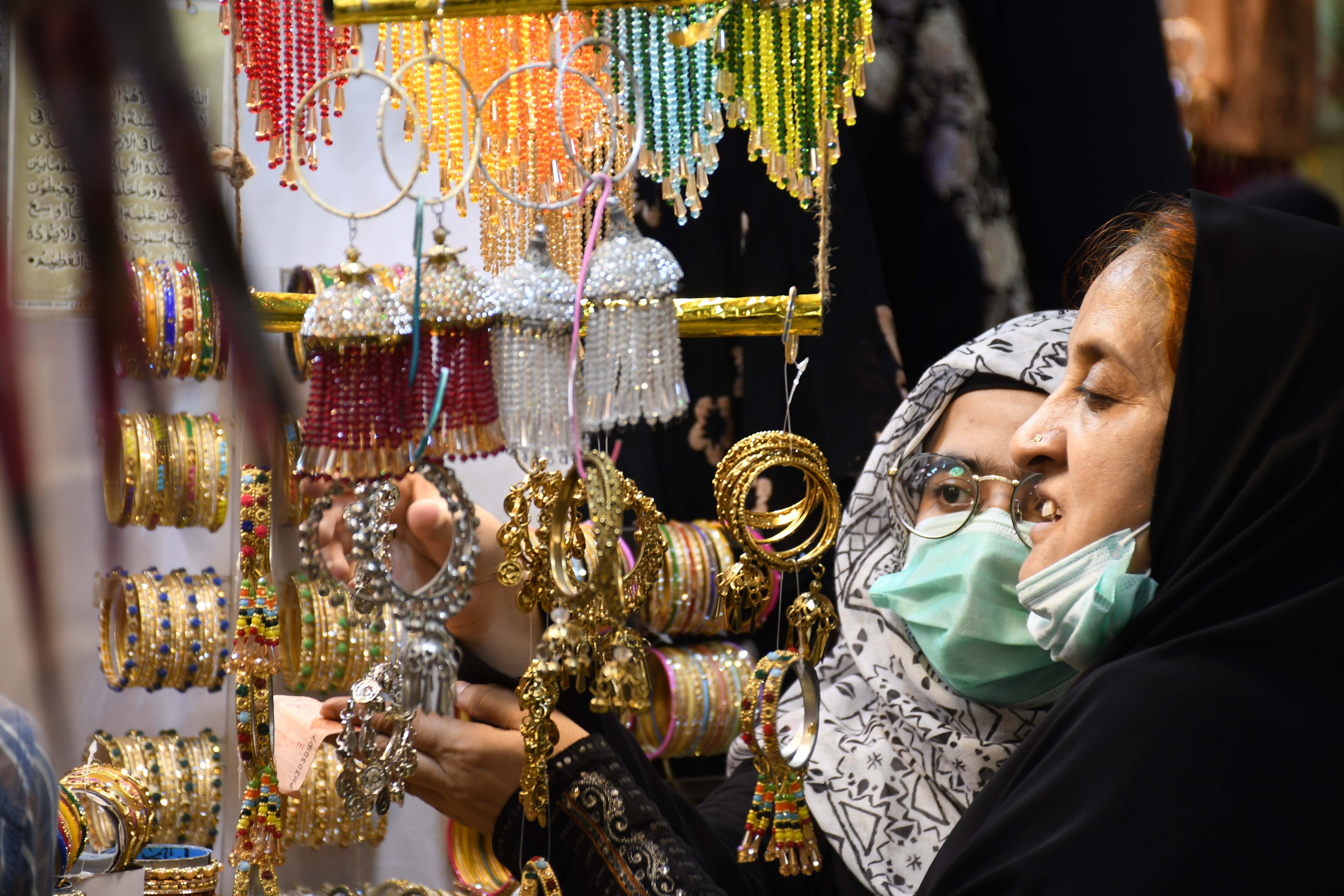 Women shop at a jewelry stall at a market in Karachi, Pakistan on May 6, 2021. (AN photo)